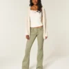 Pantalones acampanados con cintura bordada y talle ultra bajo