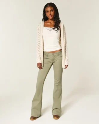 Pantalones acampanados con cintura bordada y talle ultra bajo