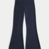Pantalones acampanados con cintura cruzada y estampado Aloha