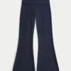 Pantalones acampanados con cintura cruzada y estampado Aloha