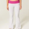 Pantalones acampanados con cintura cruzada y estampado de hibiscos
