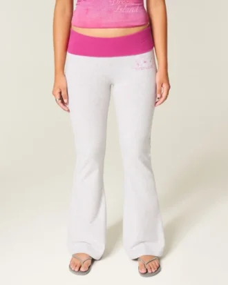 Pantalones acampanados con cintura cruzada y estampado de hibiscos