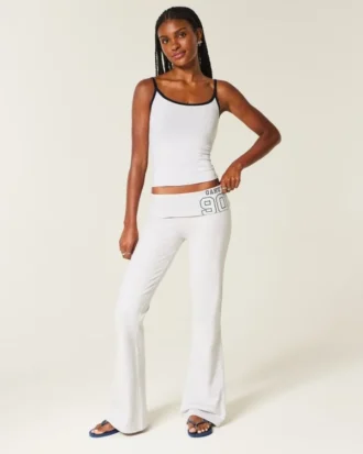 Pantalones acampanados con cintura cruzada y estampado numérico