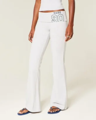 Pantalones acampanados con cintura cruzada y estampado numérico