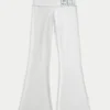 Pantalones acampanados con cintura cruzada y estampado numérico