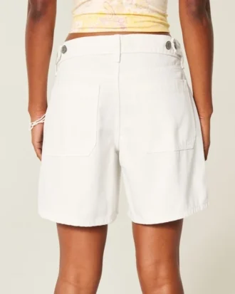 Pantalones cortos blancos holgados con cintura ajustable y talle bajo