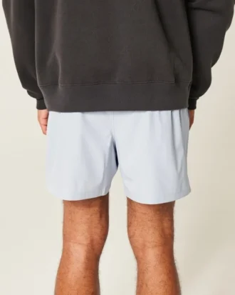 Pantalones cortos deportivos con logotipo a media pierna