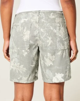 Pantalones cortos holgados de camuflaje de talle bajo y corte curvilíneo