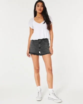 Pantalones cortos mom de denim negro desgastado de talle ultraalto