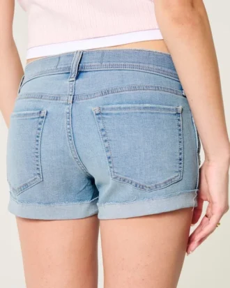 Pantalones cortos vaqueros desgastados de talle bajo y lavado claro