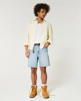 Pantalones cortos vaqueros holgados desgastados por encima de la rodilla