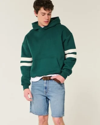 Pantalones cortos vaqueros holgados por encima de la rodilla