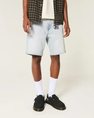 Pantalones cortos vaqueros holgados por encima de la rodilla