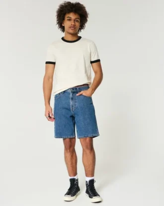 Pantalones cortos vaqueros holgados por encima de la rodilla