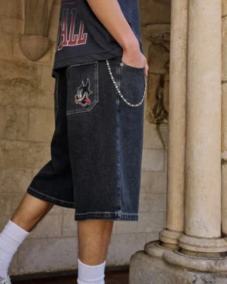 Pantalones cortos vaqueros superanchos con estampado de gato en negro lavado