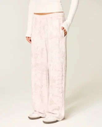 Pantalones de chándal anchos con estampado de camuflaje rosa y logotipo gráfico