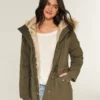 Parka con forro de piel sintética