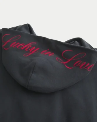 Sudadera con capucha oversize con cremallera y estampado «Lucky in Love»
