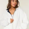 Sudadera con capucha reversible con forro de piel sintética y cremallera