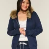 Sudadera con capucha y cremallera con ribete de piel sintética