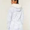 Sudadera con capucha y cremallera con ribete de piel sintética