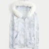 Sudadera con capucha y cremallera con ribete de piel sintética