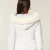 Sudadera con capucha y cremallera con ribete de piel sintética