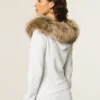 Sudadera con capucha y cremallera con ribete de piel sintética