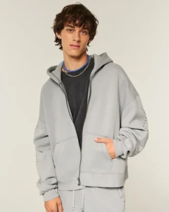 Sudadera con capucha y cremallera con tachuelas y corte recto