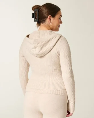 Sudadera con capucha y cremallera de punto trenzado de Gilly Hicks.