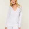 Sudadera con capucha y cuello en V