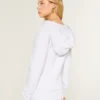 Sudadera con capucha y cuello en V