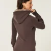 Sudadera con capucha y estampado gráfico con forro de piel sintética