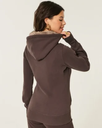 Sudadera con capucha y estampado gráfico con forro de piel sintética