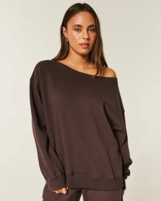 Sudadera oversize con hombros descubiertos