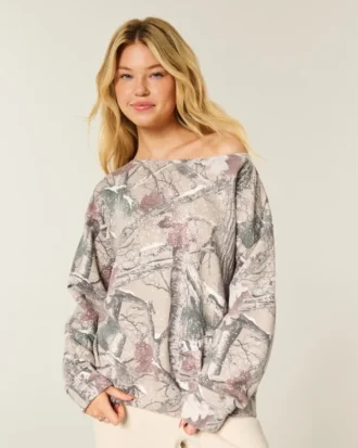 Sudadera oversize con hombros descubiertos y estampado de camuflaje