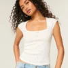 Top con cuello cuadrado y punto calado
