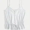 Top con peplum y detalles de encaje