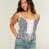 Top con peplum y detalles de encaje