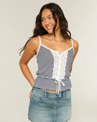 Top con peplum y detalles de encaje
