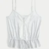 Top con peplum y detalles de encaje
