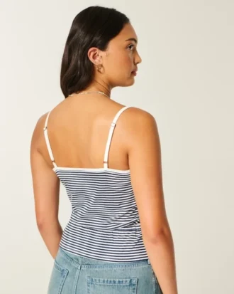 Top con peplum y detalles de encaje
