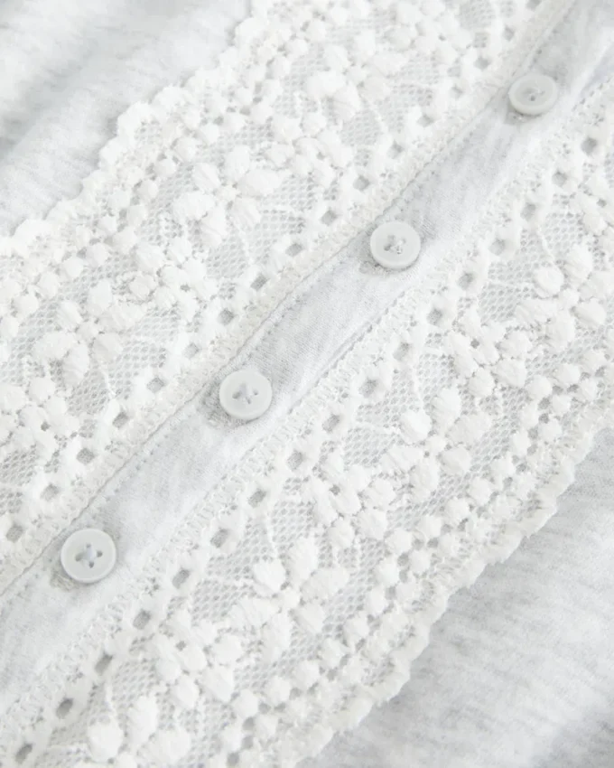 Top con peplum y detalles de encaje