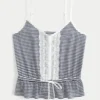 Top con peplum y detalles de encaje