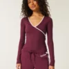 Top cruzado con ribetes Gilly Hicks Active