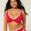 Top de bikini con aros, ribeteado y escote alto