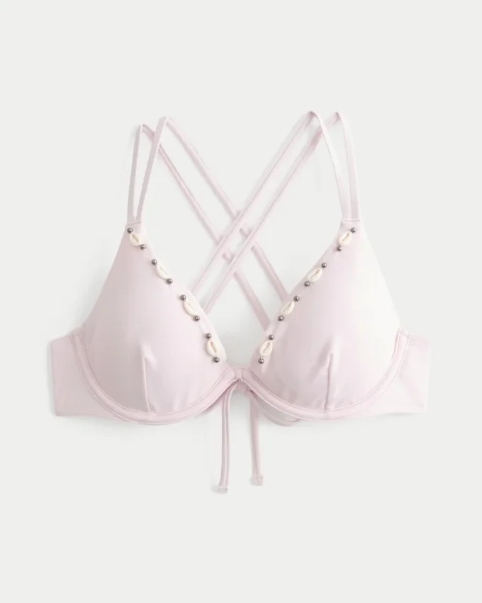 Top de bikini con aros, tirantes cruzados en la espalda y adornos de conchas
