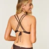 Top de bikini con aros, tirantes cruzados en la espalda y adornos de conchas