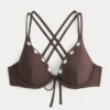 Top de bikini con aros, tirantes cruzados en la espalda y adornos de conchas