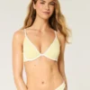 Top de bikini con aros y escote pronunciado